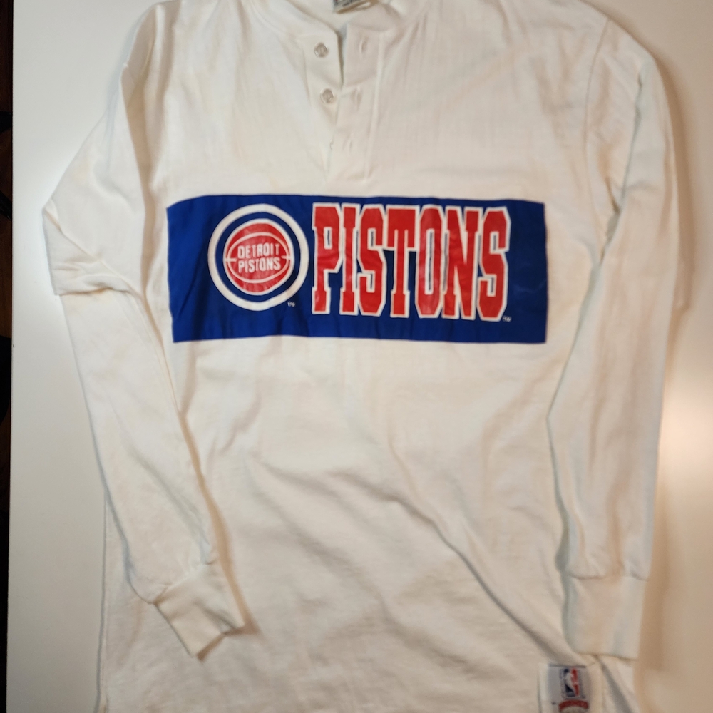 Vintage DETROIT PISTONS  White Long Sleeve Shirt.     NUTMEG MILLS